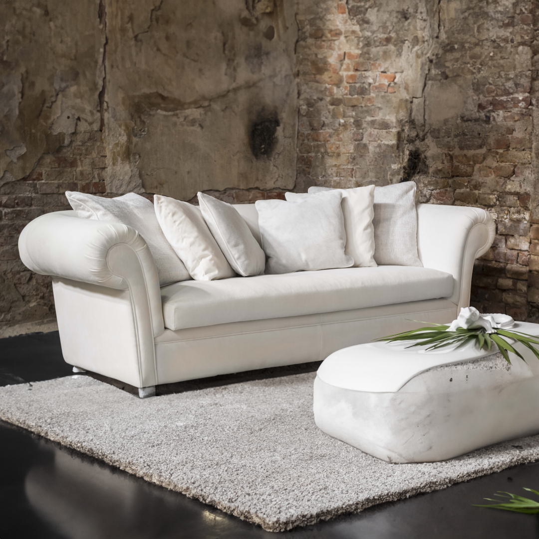 CLASSIC M-Designersofa, Gestell aus Massivholz mit Stoffpolsterung-im Raum