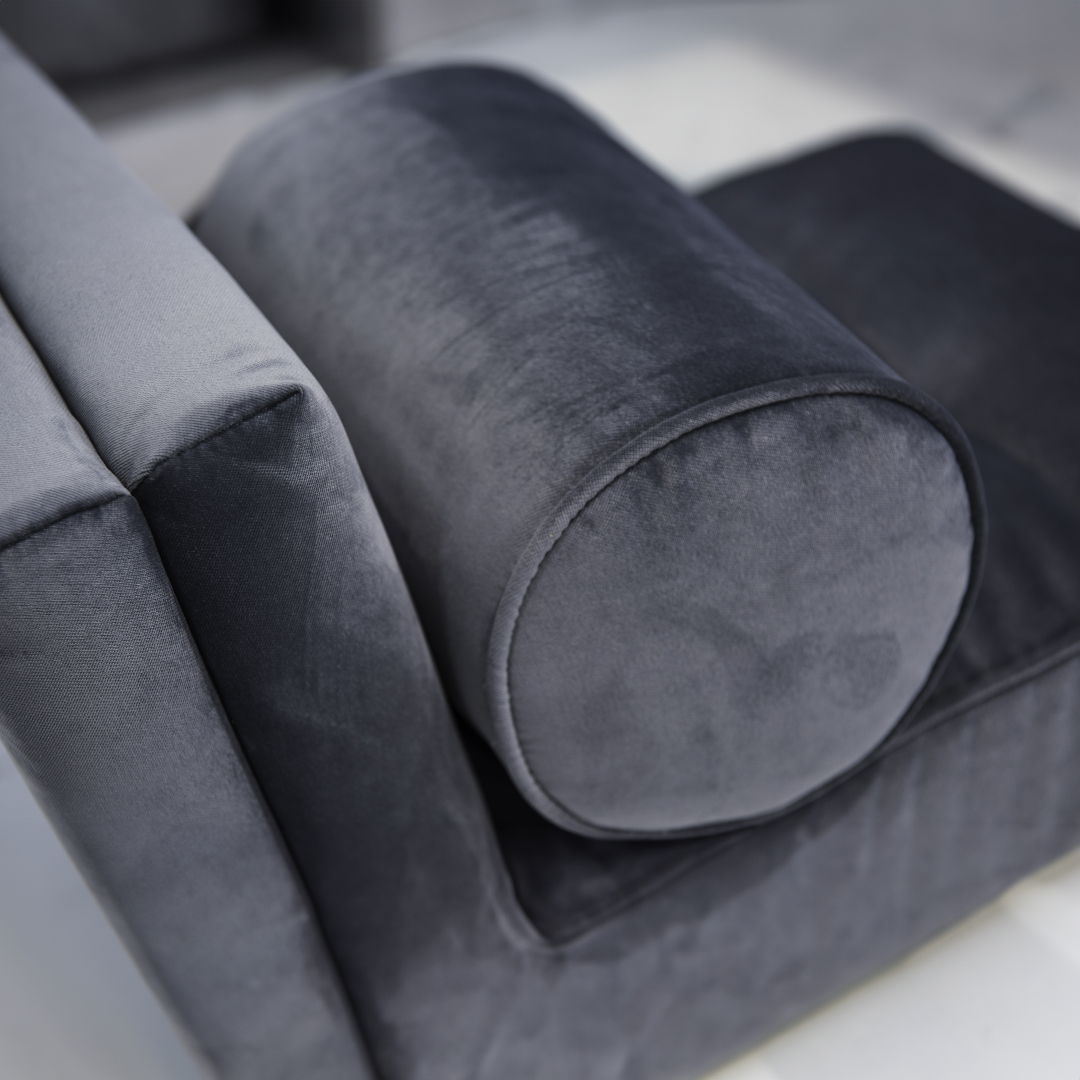 DANUBE-Designersofa, Gestell aus Massivholz mit Stoffpolsterung-im Raum