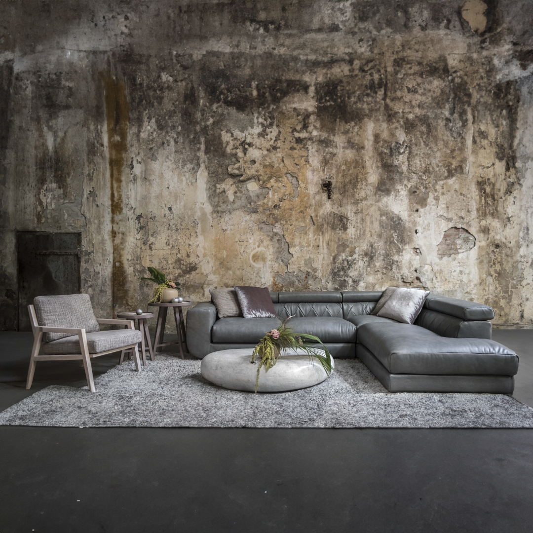 IMPRESSIVE-Designersofa, Gestell aus Massivholz mit Lederpolsterung-im Raum