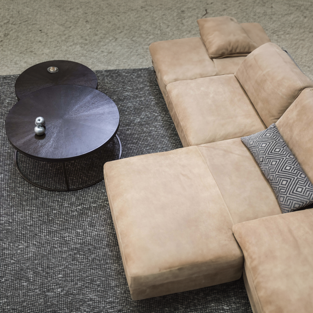 INFNITY R-Designersofa, Gestell aus Massivholz mit Lederpolsterung-im Raum