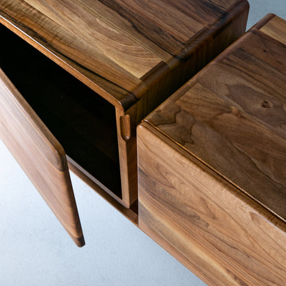 Trodel Designer Sideboard aus Massivholz, Detail Türe