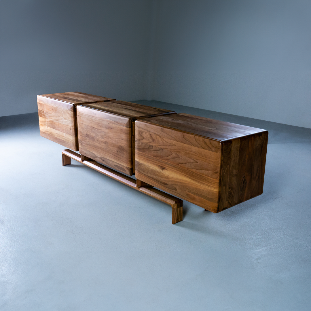 TRODEL-Designer Sideboard aus Massivholz-seite rechts